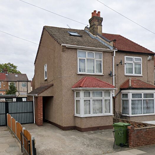 4 Bedroom Semi Detached House To Rent In , Newham, E6