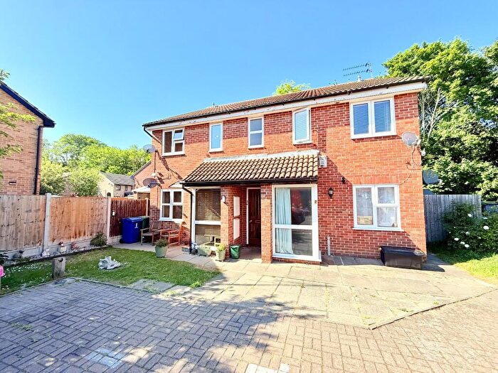 Flat For Sale In Wingfield, Badgers Dene, Grays, RM17