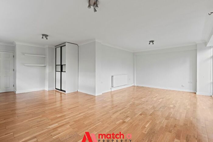 2 Bedroom Flat To Rent In The Knoll, Ealing, London, W13