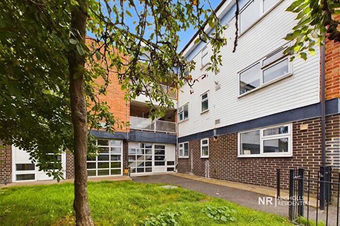 2 Bedroom Flat To Rent In Teddington Close, West Ewell, Surrey., KT19