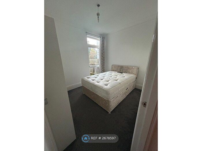 2 Bedroom Flat To Rent In Gainsborough Gardens, London, NW11