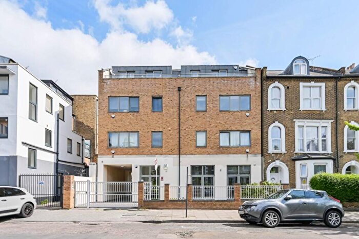 2 Bedroom Flat For Sale In Finsbury Park Road, Finsbury Park, London, N4