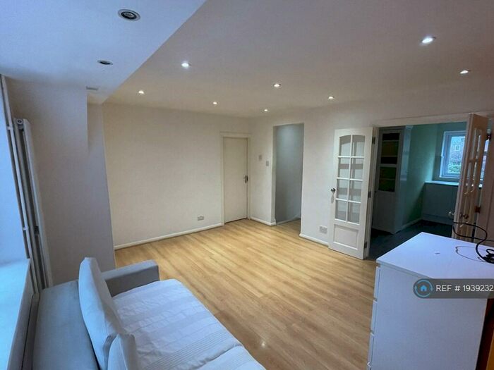 2 Bedroom Maisonette To Rent In Alpine Walk, Stanmore, HA7