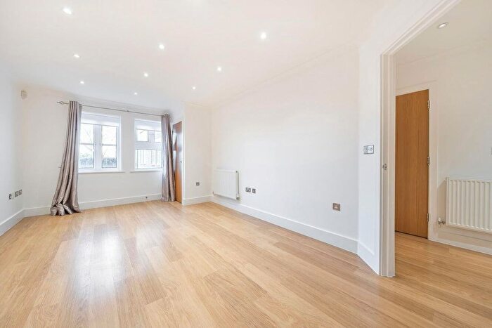 1 Bedroom Flat To Rent In Albany Park Road, Kingston Upon Thames, Greater London, KT2