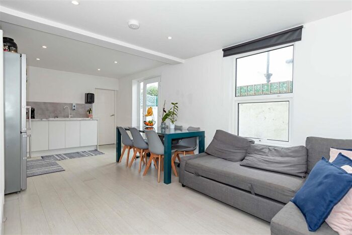 2 Bedroom Flat For Sale In Eastcourt Road, Broadwater, Worthing, BN14