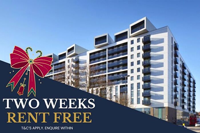 3 Bedroom Flat To Rent In Three Bedroom Penthouse - Orwell Court, Lewisham, SE13