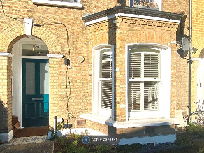 2 Bedroom Flat To Rent In Choumert Road, London, SE15