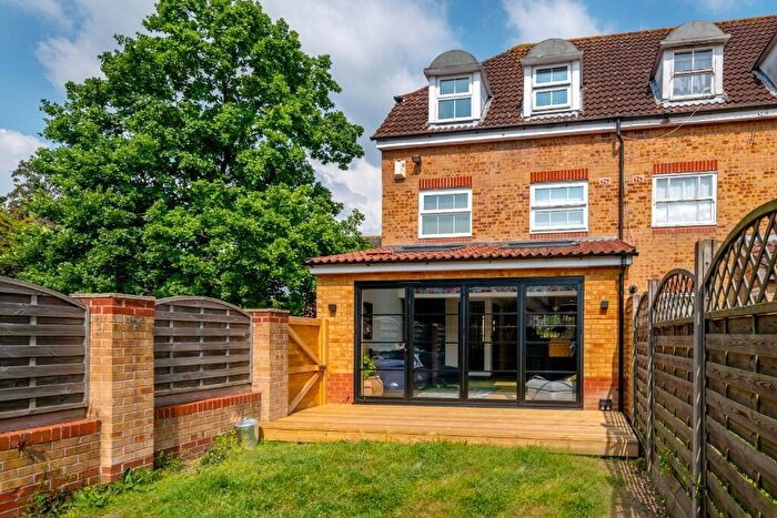 4 Bedroom End Of Terrace House For Sale In Pine Gardens, Horley, RH6
