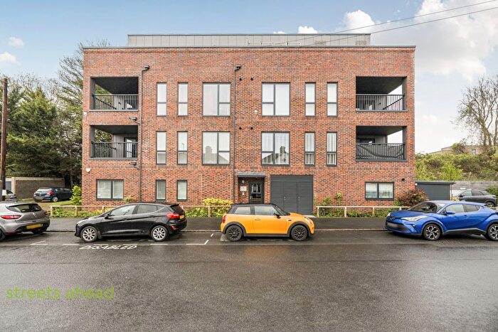 2 Bedroom Flat For Sale In Braemar Avenue, South Croydon, CR2