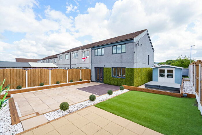 3 Bedroom End Of Terrace House For Sale In Ashford Green, Gamesley, Glossop, Derbyshire, SK13