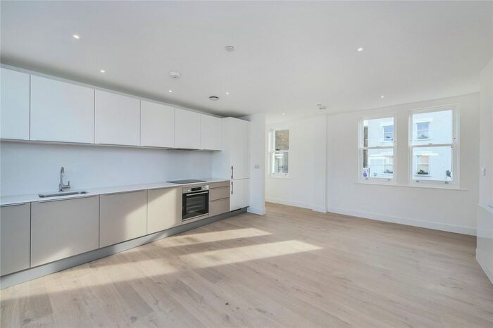 2 Bedroom Flat To Rent In Munster Road, Fulham, SW6