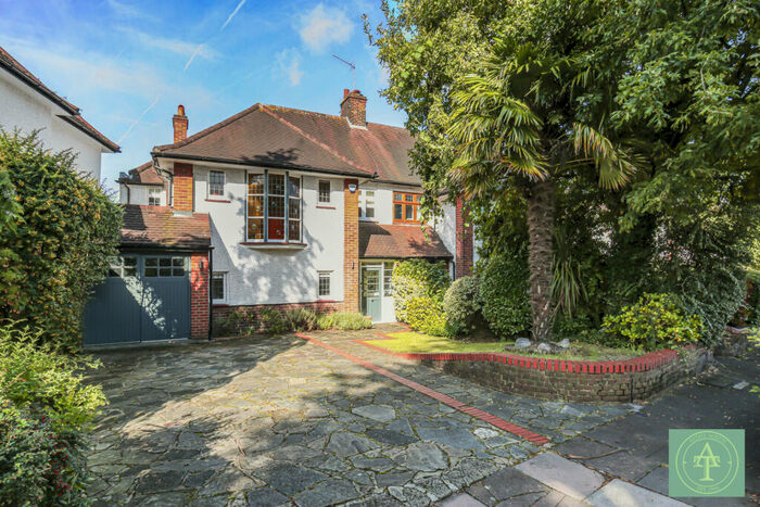 4 Bedroom Semi-Detached House For Sale In The Ridgeway, London, N14