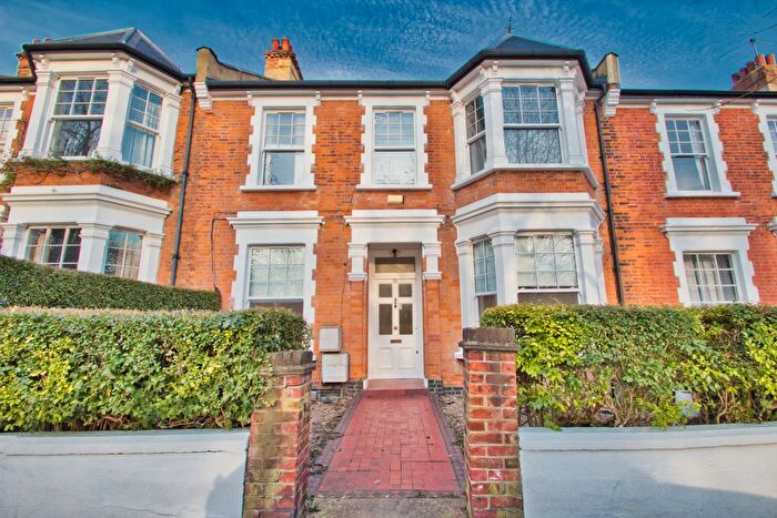 3 Bedroom Flat To Rent In Kingswood Avenue, London, NW6