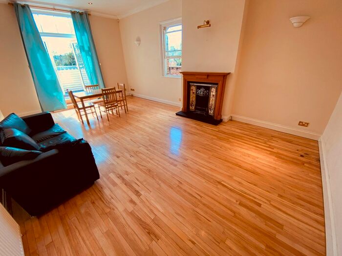 3 Bedroom Flat To Rent In Friern Park, London, N12