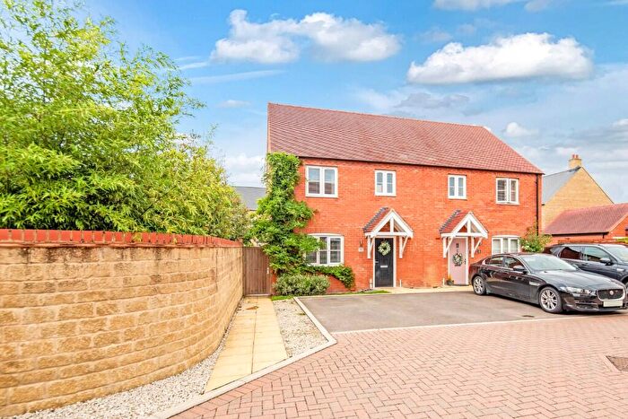 3 Bedroom Semi-Detached House For Sale In Bluebell Road, Ambrosden, OX25