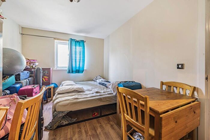 2 Bedroom Apartment For Sale In Aspects Court, Slough, Berkshire, SL1