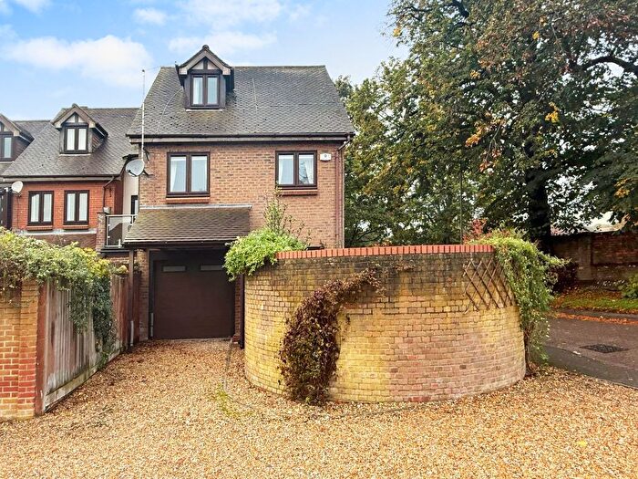 3 Bedroom End Terrace House For Sale In Oliver Rise, Alton, Hampshire, GU34