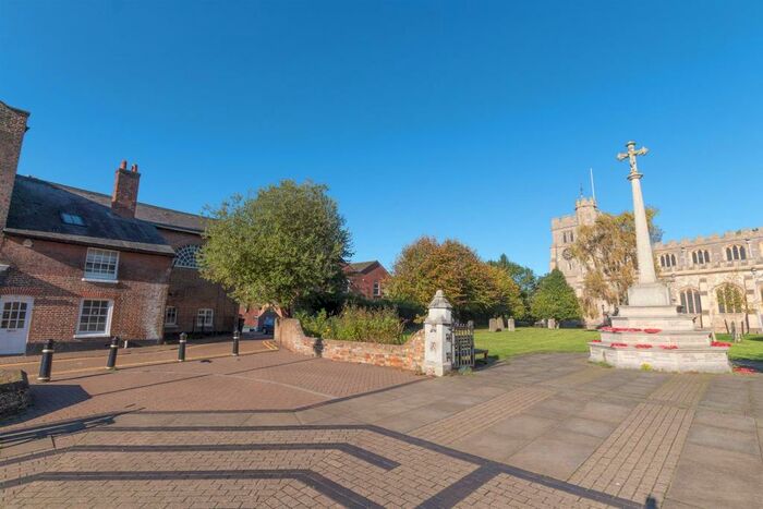 2 Bedroom Flat To Rent In High Street, Tring, HP23