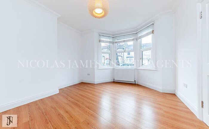 2 Bedroom Flat To Rent In Glenthorne Road, Friern Barnet, London, N11