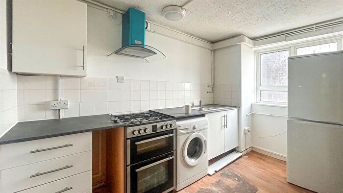 2 Bedroom Flat To Rent In Melbourne House, Yeading Lane, Hayes, UB4