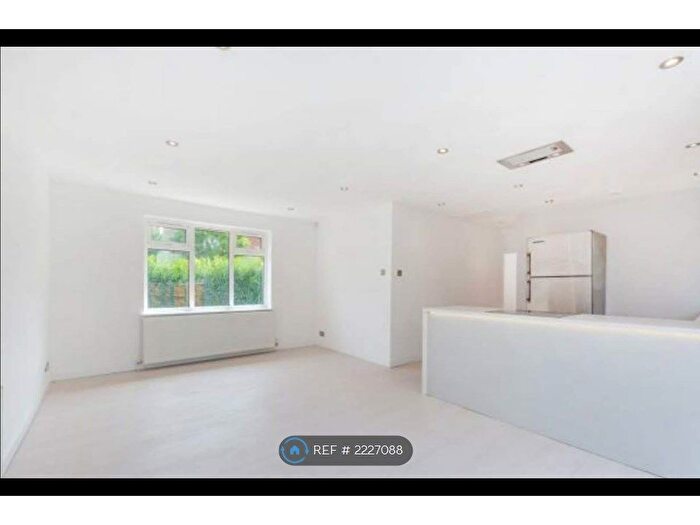 3 Bedroom Detached House To Rent In Grasmere Rd, London, SW16