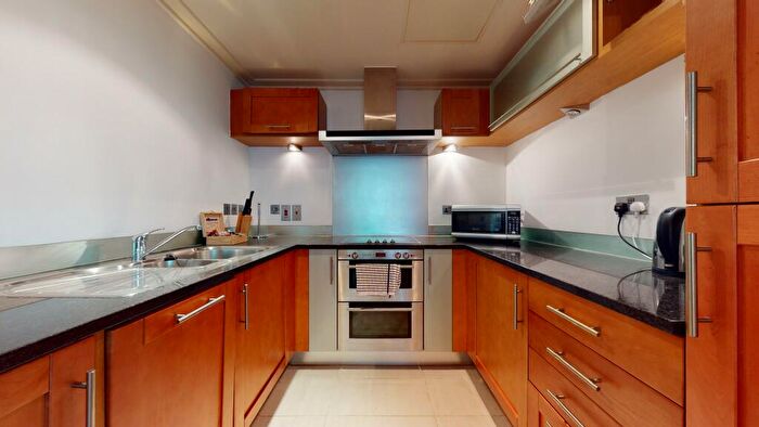 2 Bedroom Flat To Rent In Discovery Dock Apartments East, South Quay Square, E14