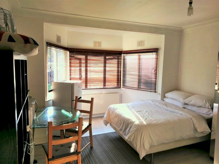 1 Bedroom Studio To Rent In Foscote Road, London, NW4