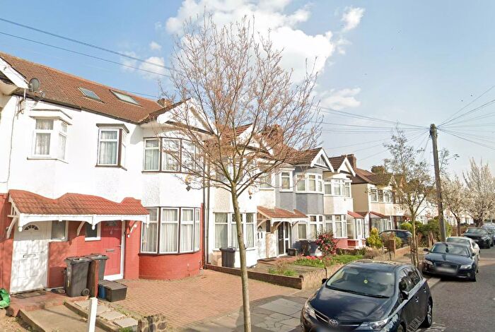 2 Bedroom Apartment To Rent In Tylehurst Gardens, Ilford, Essex, London, IG1