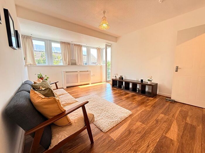 2 Bedroom Flat To Rent In Pier Way London, Greenwich, SE28
