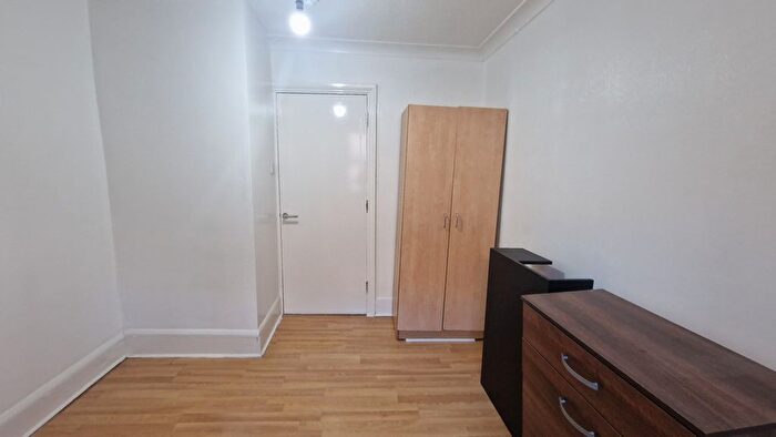 2 Bedroom Flat To Rent In Burdett Road (Top Floor Flat), Mile-End, E14