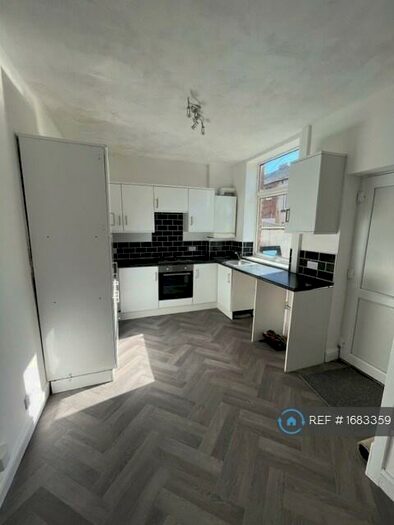 3 Bedroom Terraced House To Rent In County Street, Oldham, OL8