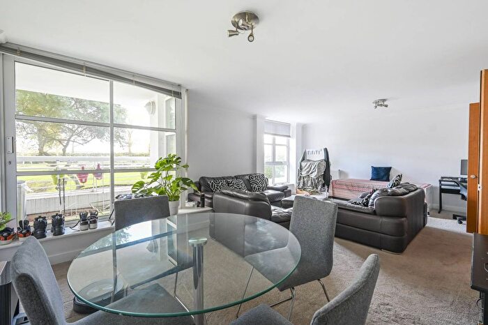 2 Bedroom Flat For Sale In Barrier Point Road, Royal Docks, London, E16