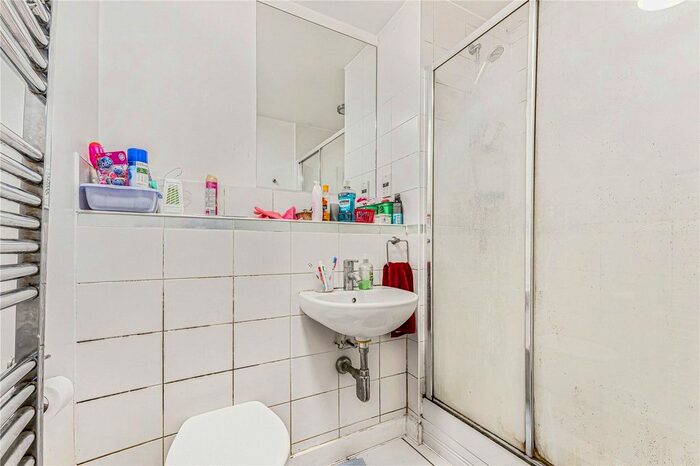 2 Bedroom Flat For Sale In Gateway Court, Parham Drive, Gants Hill, IG2