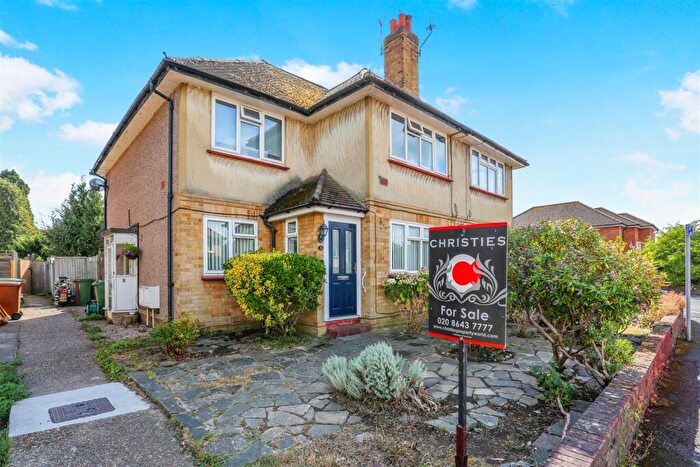 2 Bedroom Maisonette For Sale In Calthorpe Gardens, Sutton, SM1