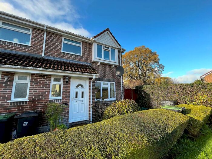 3 Bedroom End Of Terrace House To Rent In Ivy Close, Gillingham - Long Term Available, SP8