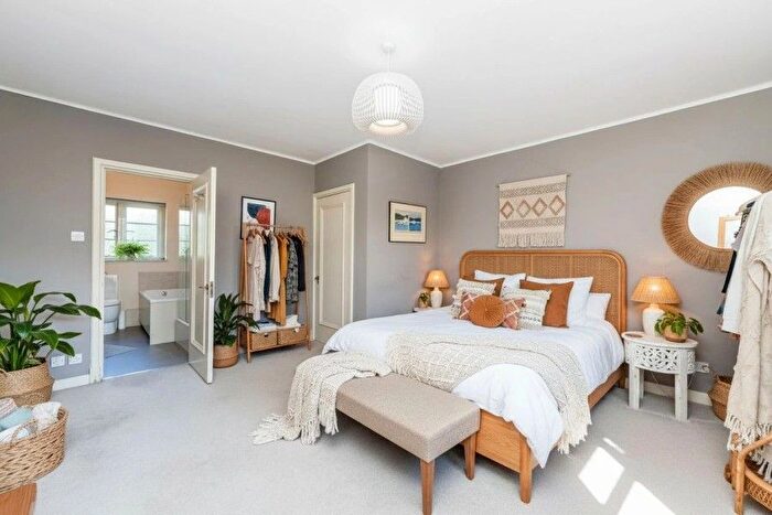 2 Bedroom Flat For Sale In Roehampton Close, SW15