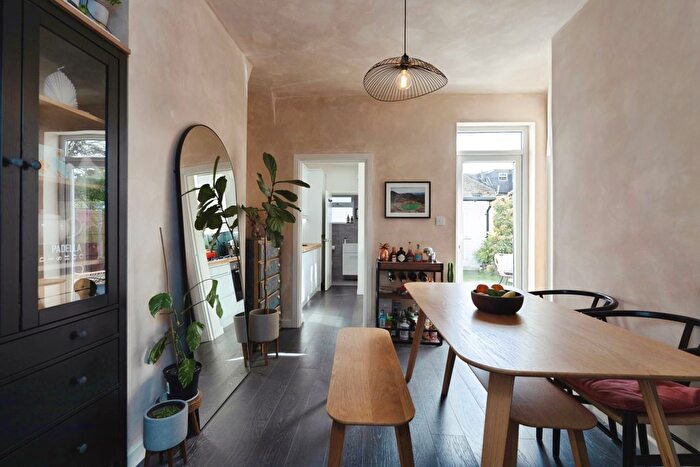 2 Bedroom Maisonette For Sale In Camden Road, London, E17