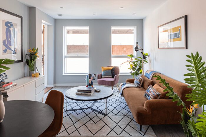 2 Bedroom Flat For Sale In Bell Road, Hounslow, TW3