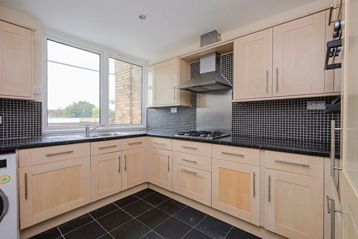 2 Bedroom Flat To Rent In Kent Road, Kew, TW9