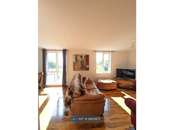 2 Bedroom Flat To Rent In Vellacot Close, Cardiff, CF10
