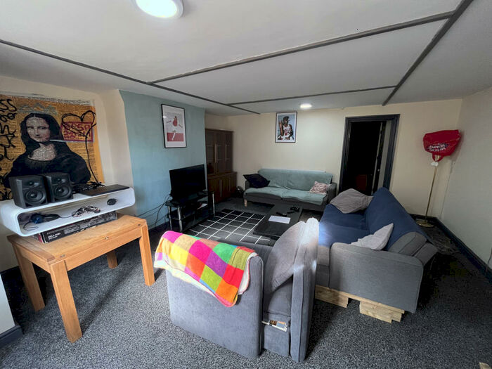 3 Bedroom Apartment To Rent In Regent Park Terrace, Leeds, LS6