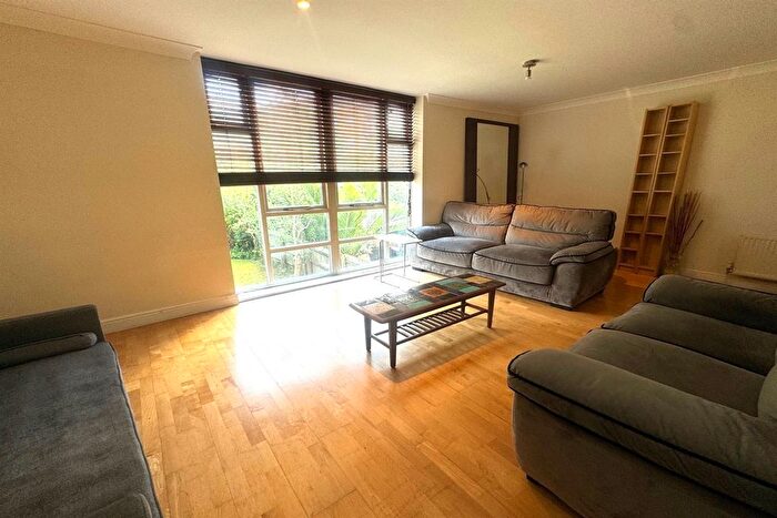 3 Bedroom Flat To Rent In Hartlepool Court, E16