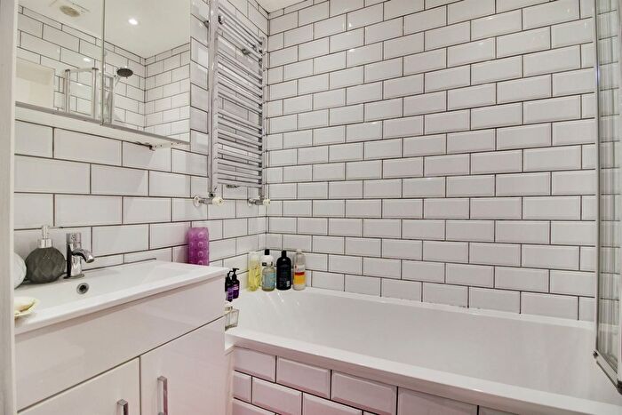 2 Bedroom Terraced House For Sale In North Road, Hoddesdon, EN11