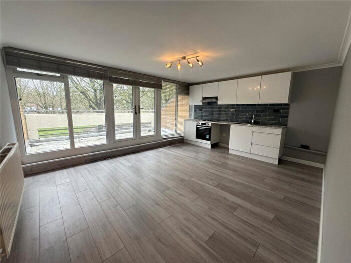 3 Bedroom Flat To Rent In Kingsway Gardens, Andover, Hampshire, SP10