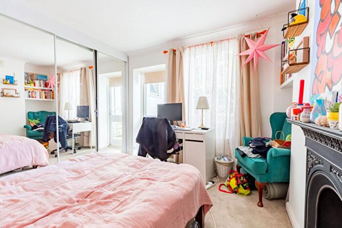 2 Bedroom Flat For Sale In Campbell Road, Bow, London, E3