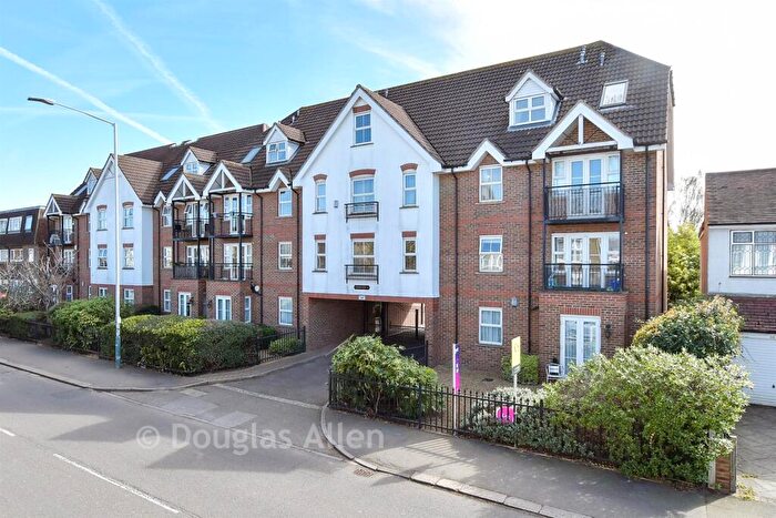 2 Bedroom Flat For Sale In Heath Park Road, Gidea Park, Essex, RM2
