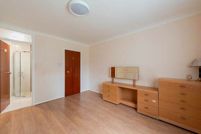 2 Bedroom Flat For Sale In Hunt Court, Chase Side, N14