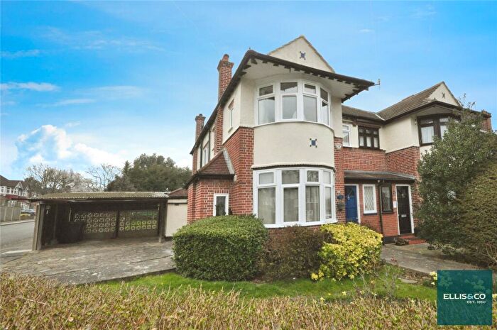 3 Bedroom Semi-Detached House To Rent In Lynton Mead, Totteridge, N20