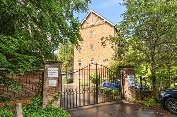 2 Bedroom Apartment For Sale In Fryers Lane, High Wycombe, HP12