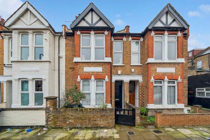 3 Bedroom Flat To Rent In Jessamine Road, London, W7